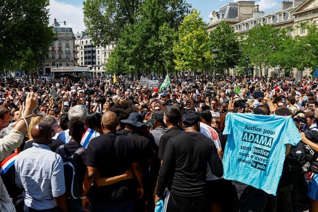 صدها معترض فرانسوی در پاریس ممنوعیت برگزاری تجمع را به چالش کشیدند